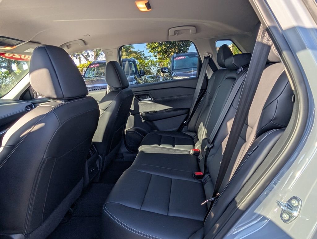 Certified 2025 Nissan Rogue SL FWD image 12