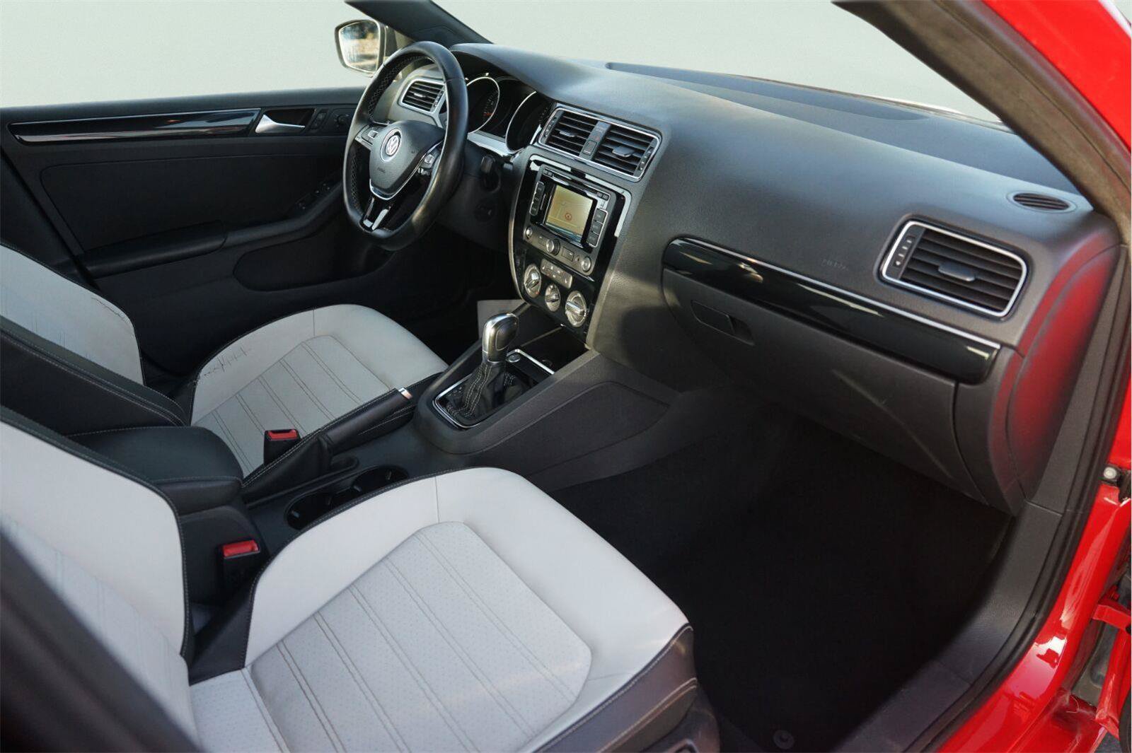Used 2015 Volkswagen Jetta Sport FWD image 17