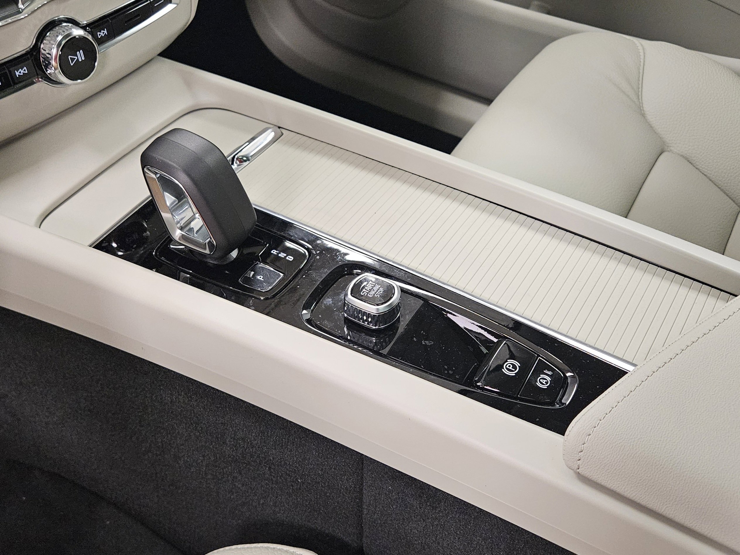 New 2025 Volvo XC60 T8 Core w/ Protection Package Premier image 41