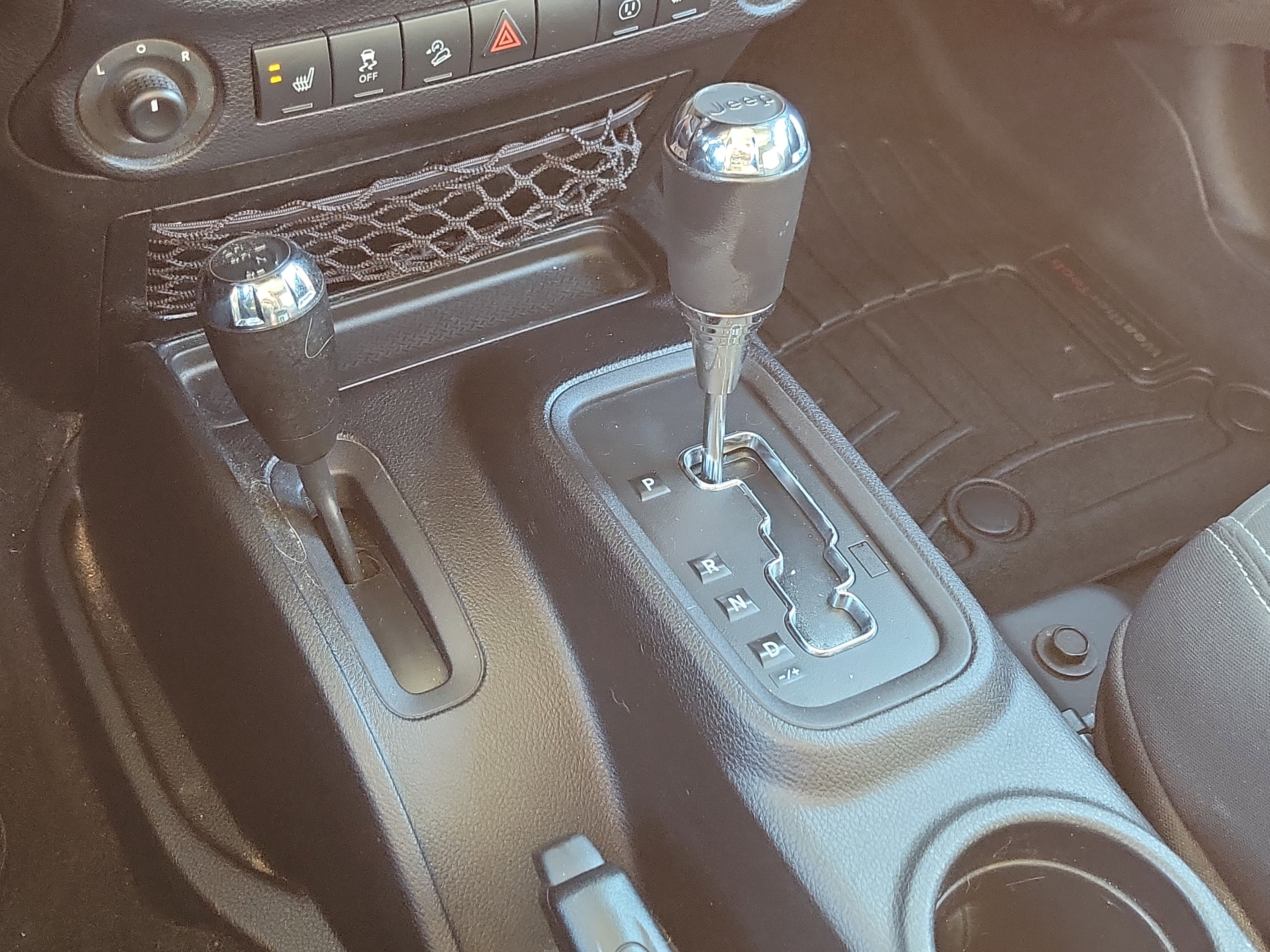 Used 2015 Jeep Wrangler Unlimited Sahara w/ Connectivity Group image 27