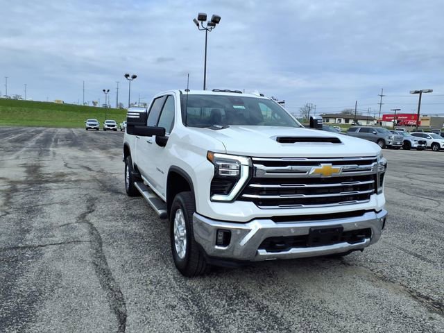 Used 2025 Chevrolet Silverado 3500 LTZ w/ LTZ Convenience Package image 4