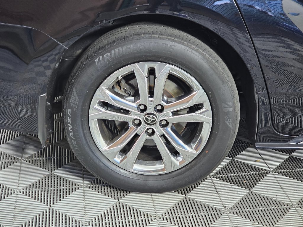 Used 2022 Toyota Sienna Platinum AWD/4WD image 9
