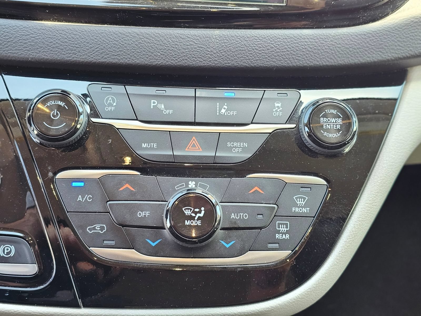 Used 2024 Chrysler Pacifica Touring-L FWD image 14