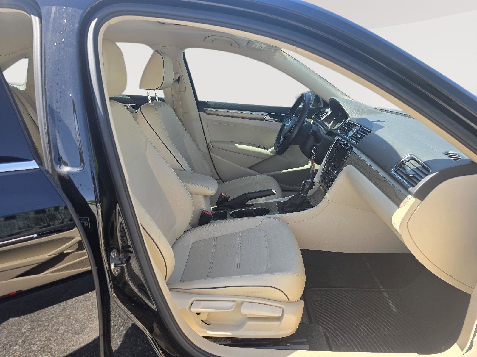 Used 2016 Volkswagen Passat 1.8T SE w/ Lighting Package (P06) FWD image 13