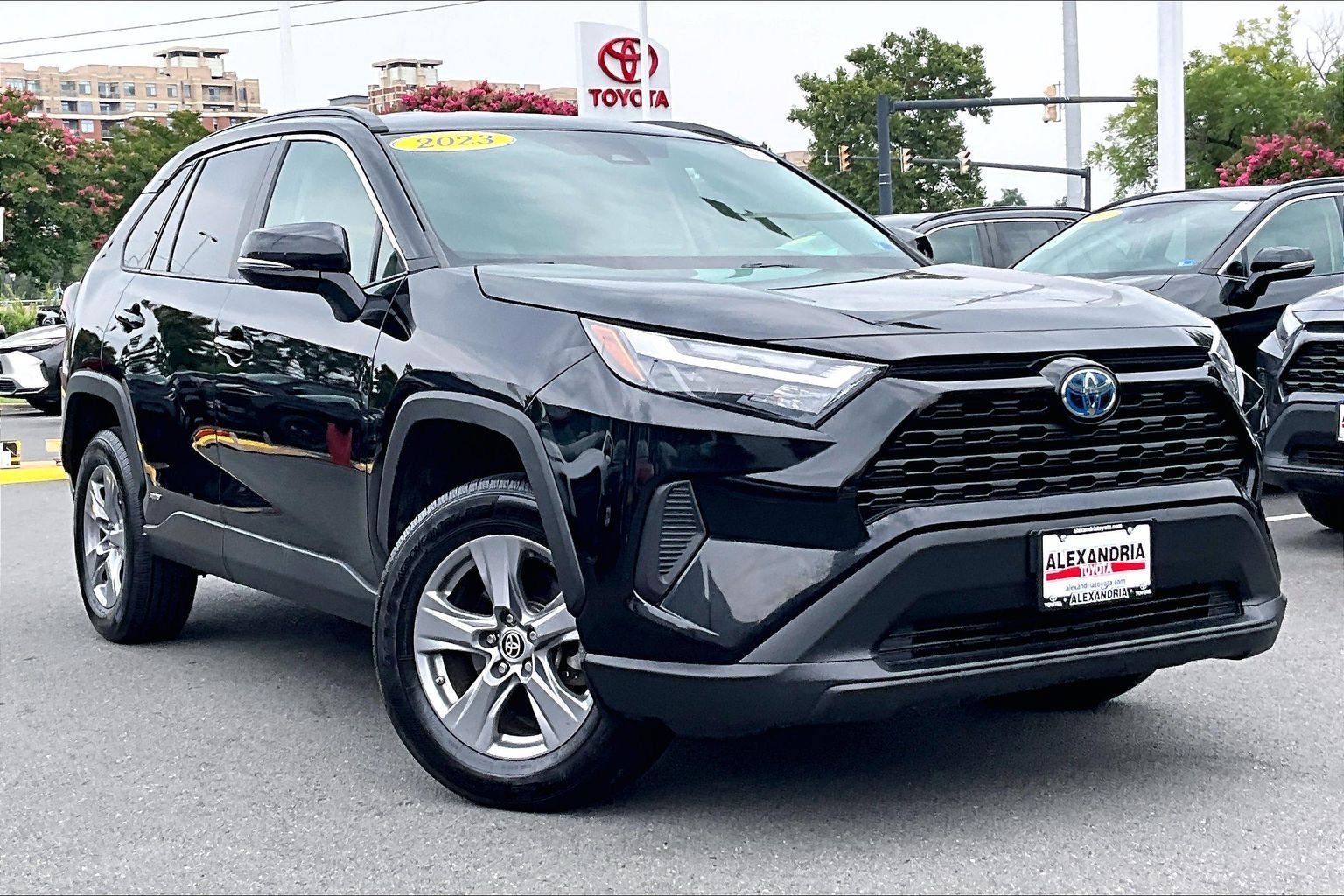 Used 2023 Toyota RAV4 LE AWD/4WD image 2