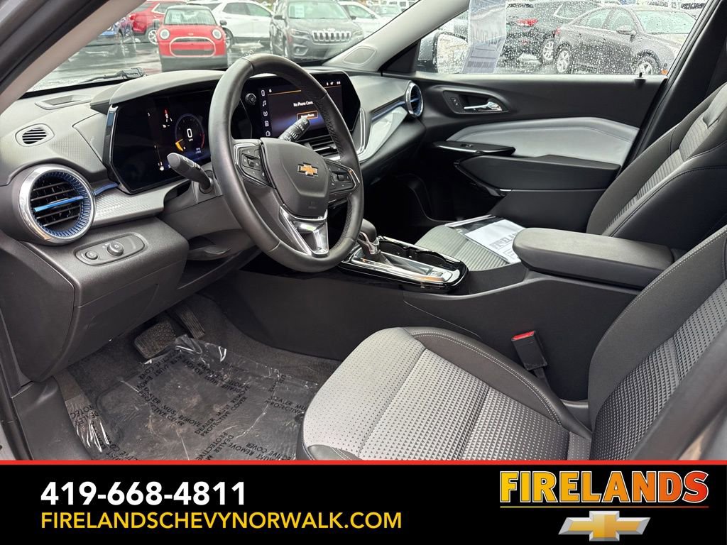 Used 2025 Chevrolet Trax LT w/ LT Convenience Package image 9