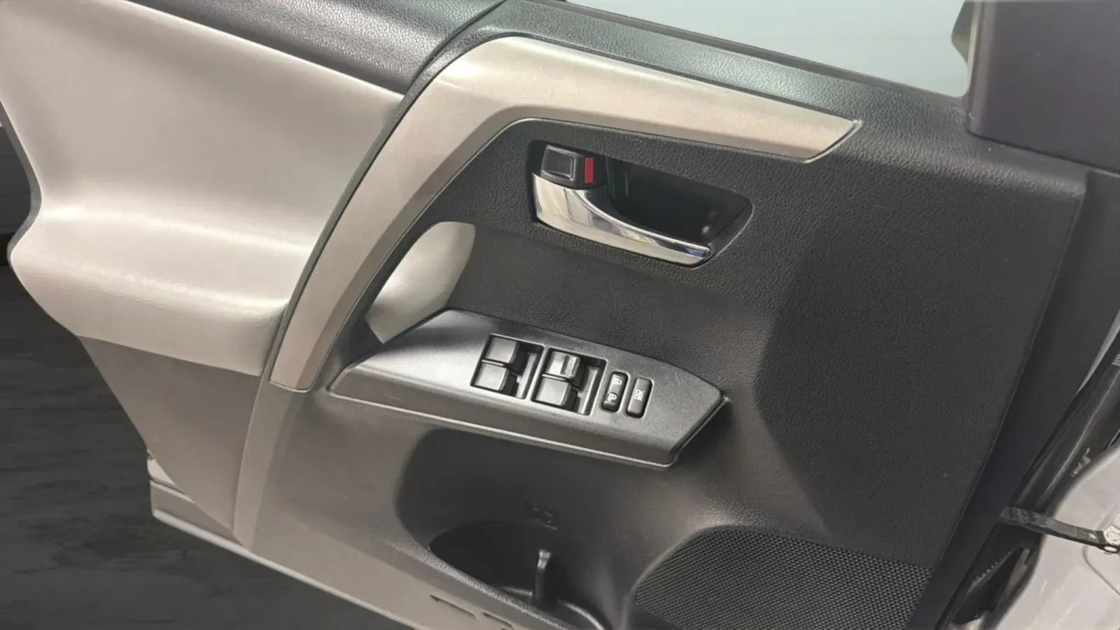 Used 2018 Toyota RAV4 XLE FWD image 18