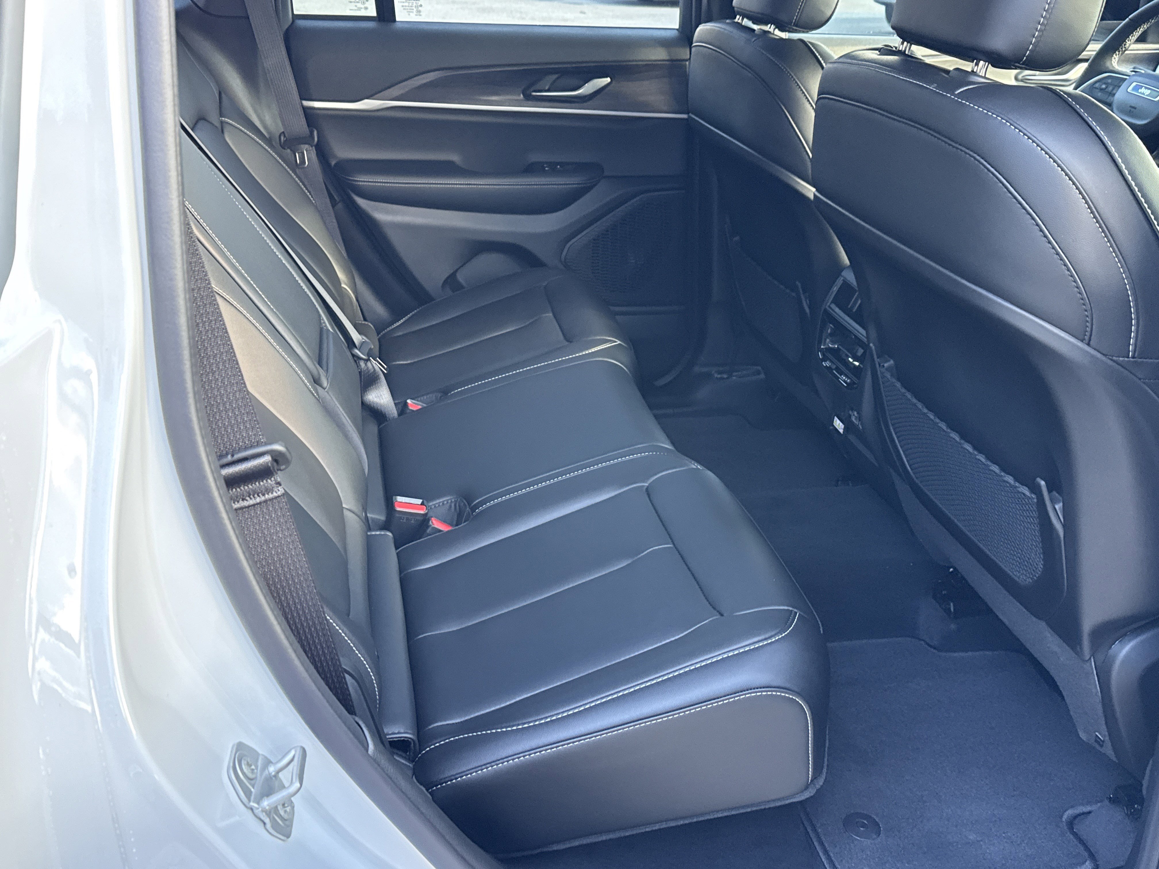 New 2025 Jeep Grand Cherokee Limited w/ Black Appearance Package image 19