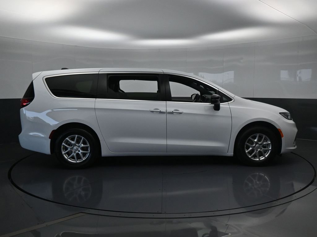 Used 2025 Chrysler Pacifica Select FWD image 7