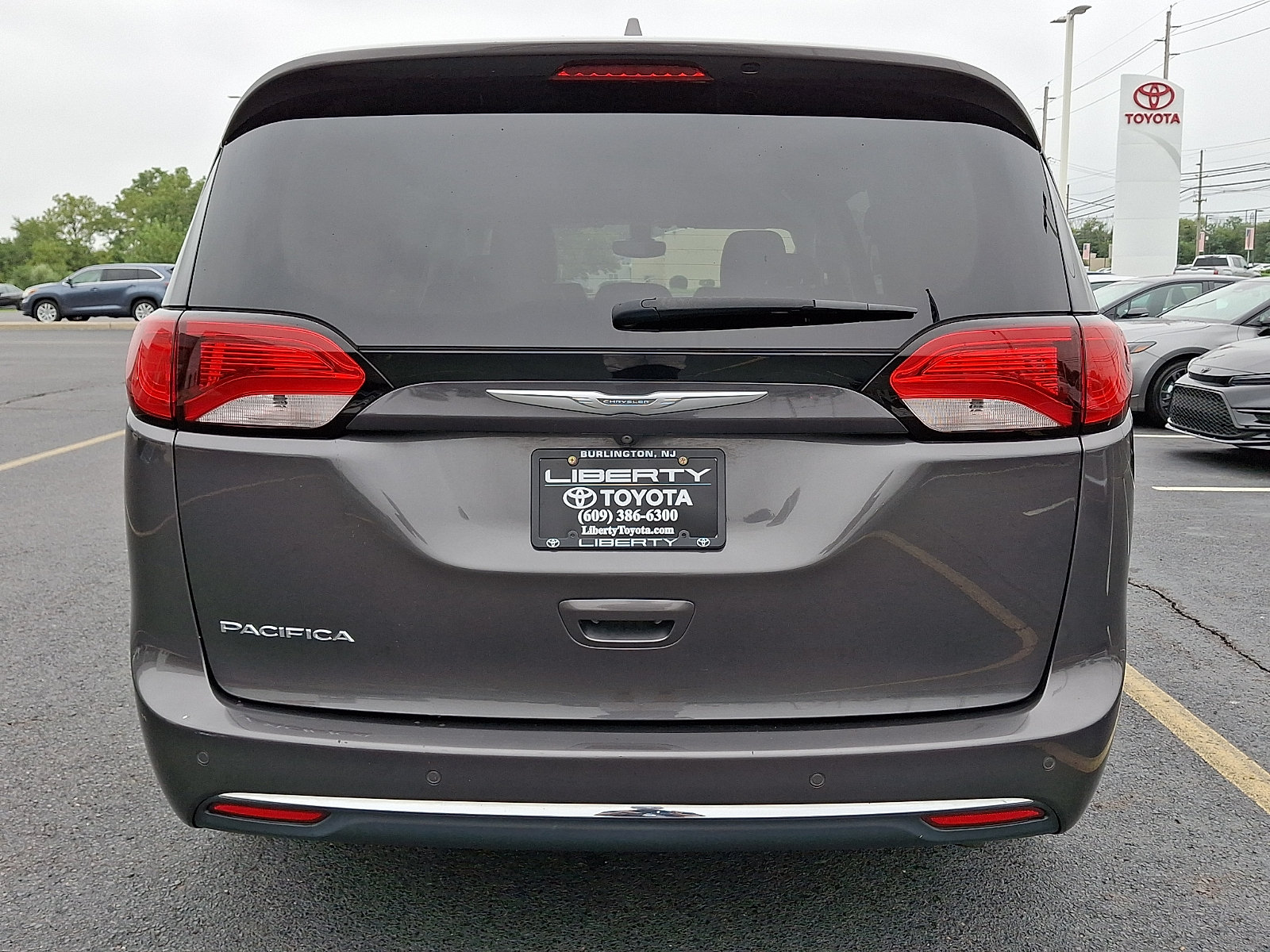 Used 2017 Chrysler Pacifica Touring-L FWD image 5