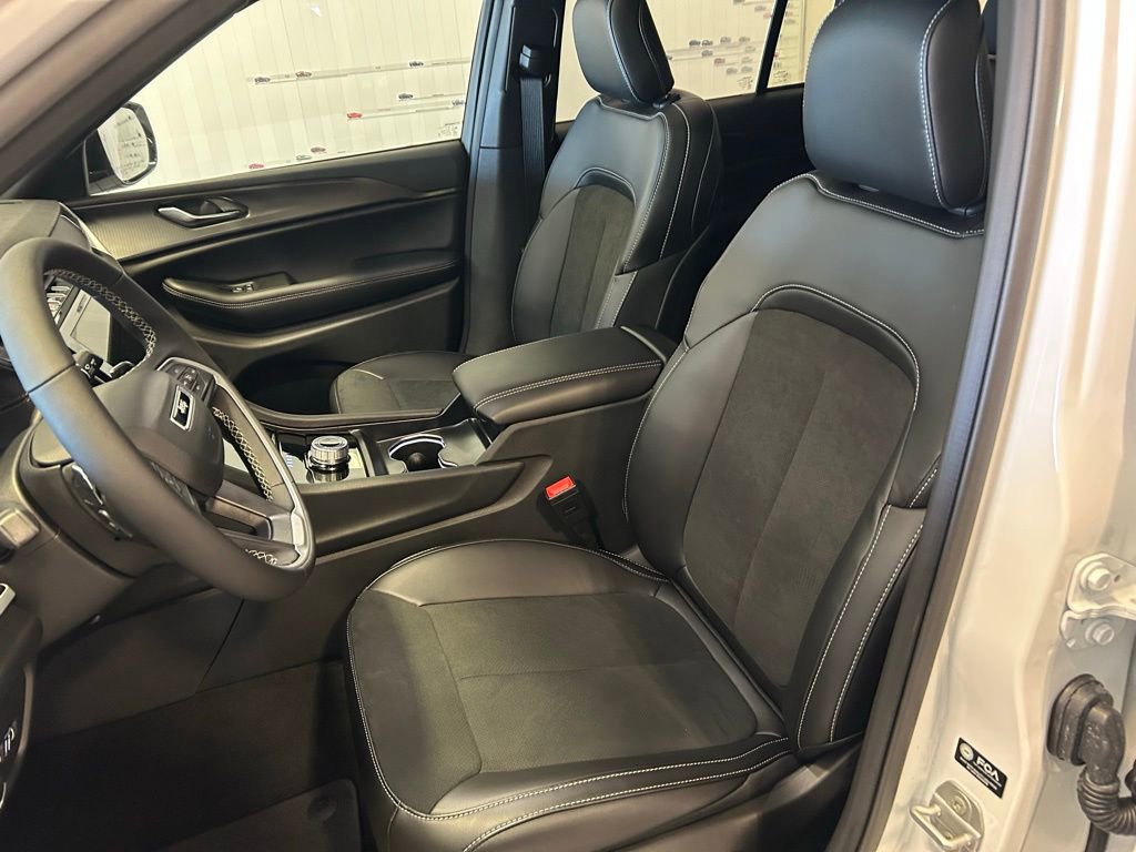 New 2025 Jeep Grand Cherokee Laredo image 8