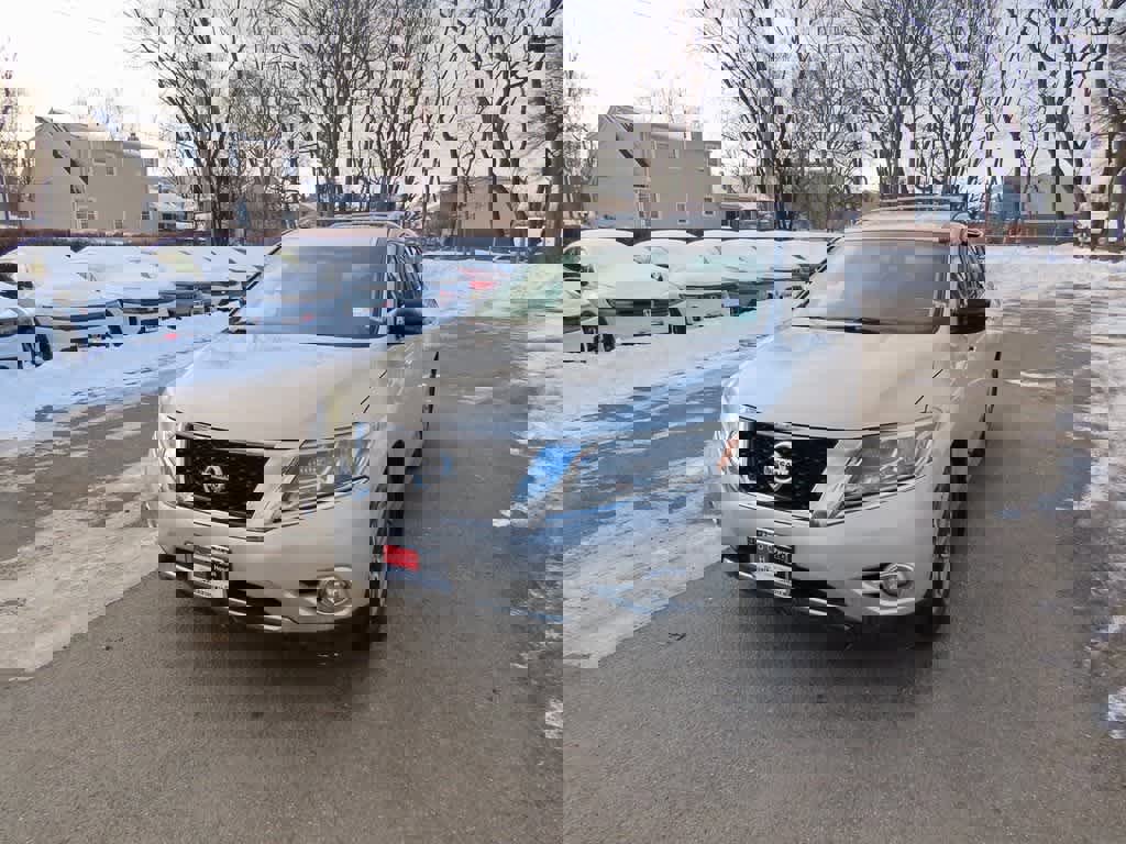 Used 2016 Nissan Pathfinder SV image 1