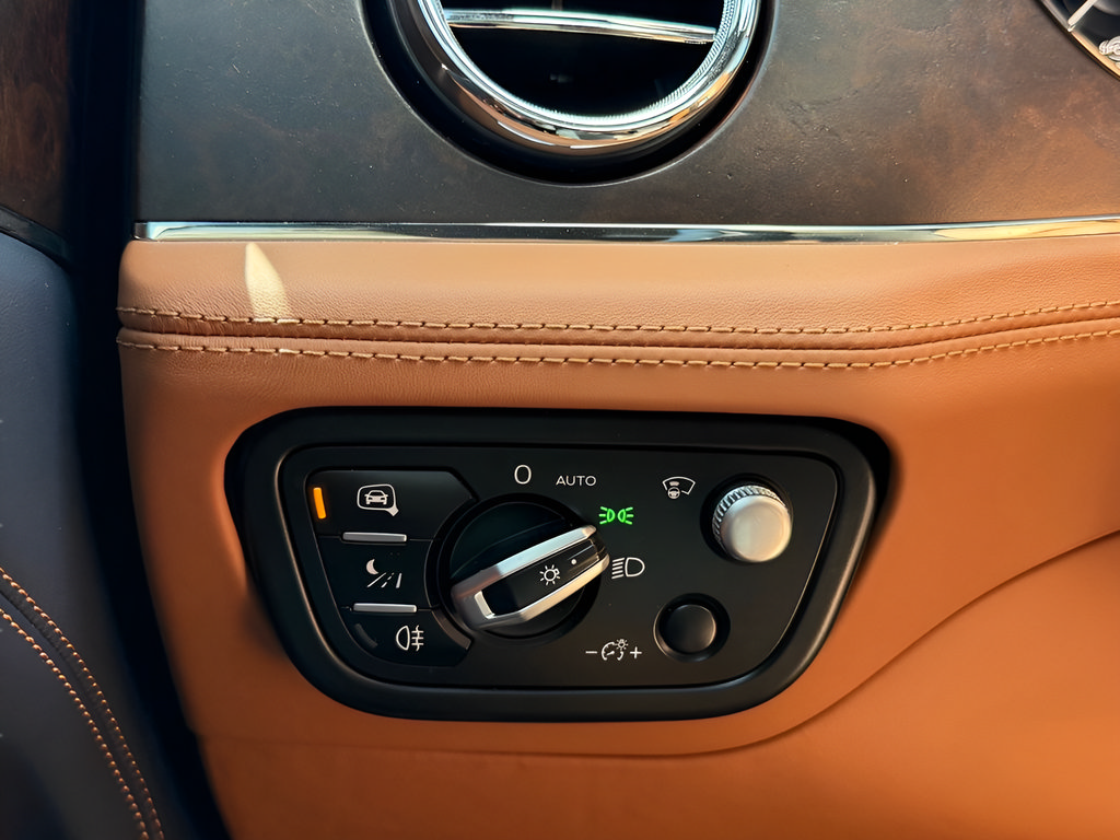 Used 2023 Bentley Bentayga AWD/4WD image 74
