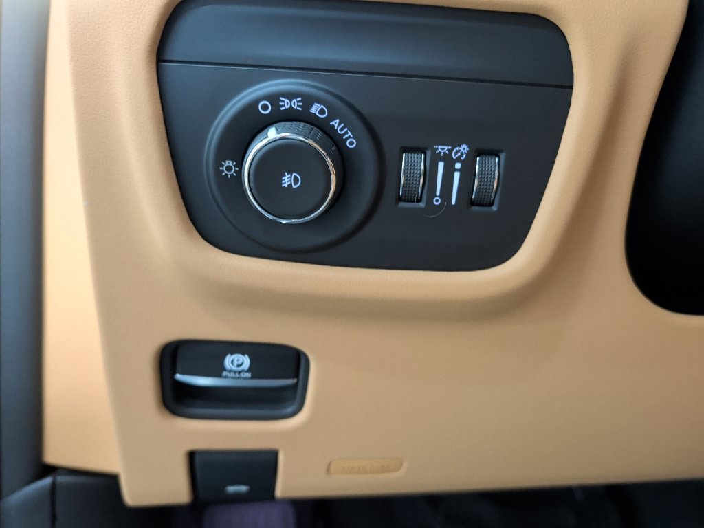 Used 2023 Jeep Grand Cherokee Summit AWD/4WD image 13
