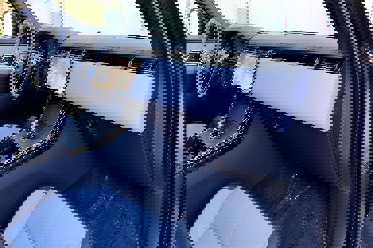 Certified 2026 Land Rover Range Rover Velar Dynamic SE image 18