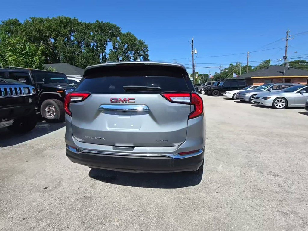 Used 2024 GMC Terrain SLT image 2