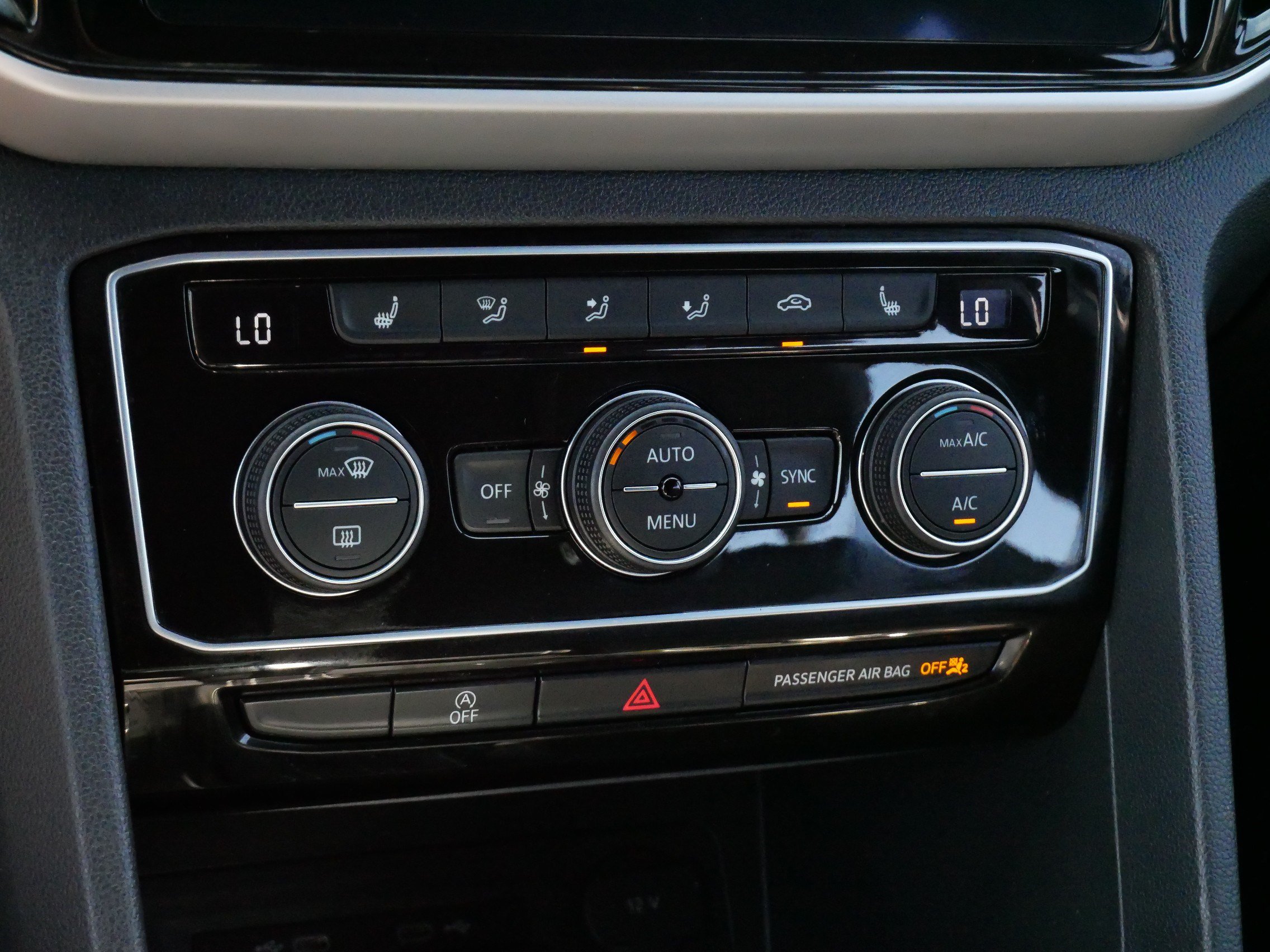 Certified 2023 Volkswagen Atlas Cross Sport SE w/ Panoramic Sunroof Package AWD/4WD image 16