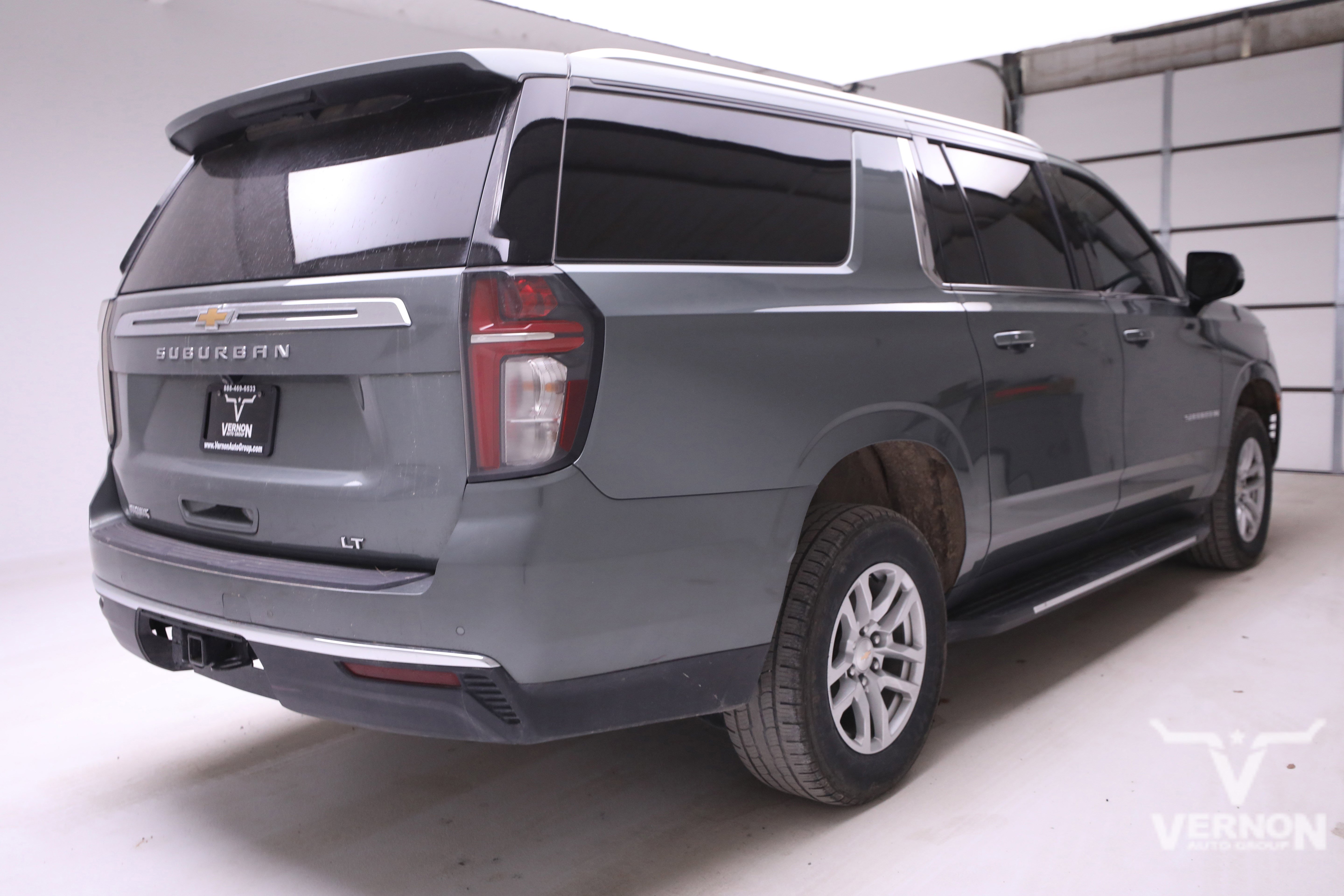 Used 2024 Chevrolet Suburban LT w/ Luxury Package AWD/4WD image 4