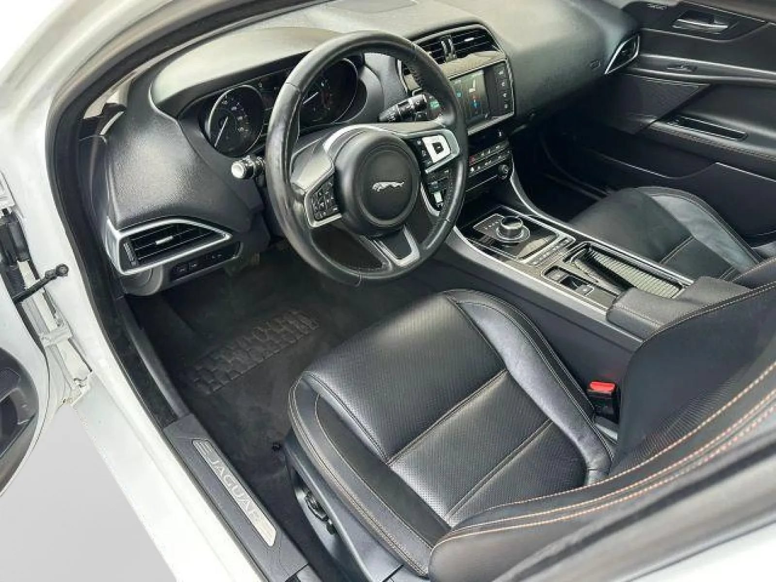 Used 2018 Jaguar XE Prestige RWD image 14