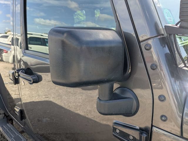 Used 2017 Jeep Wrangler Unlimited Rubicon w/ Connectivity Group AWD/4WD image 12