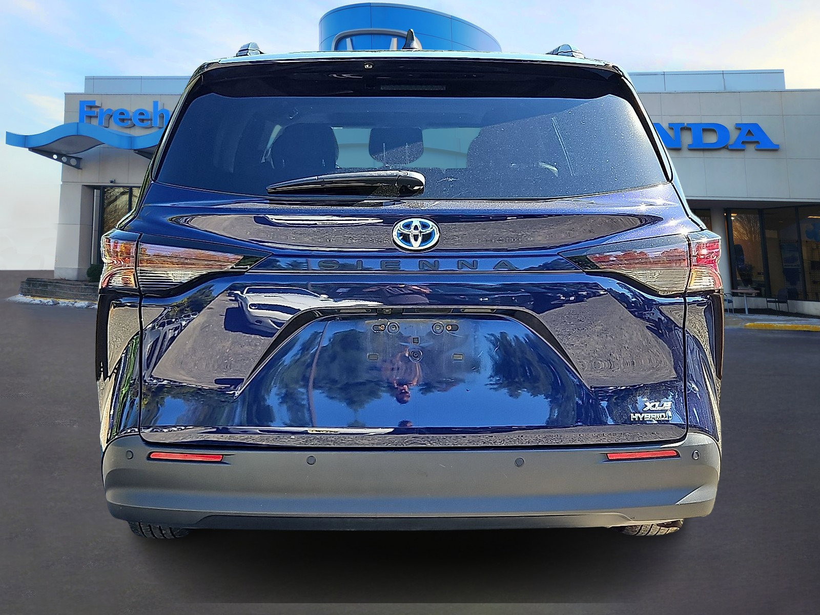 Used 2023 Toyota Sienna XLE image 6