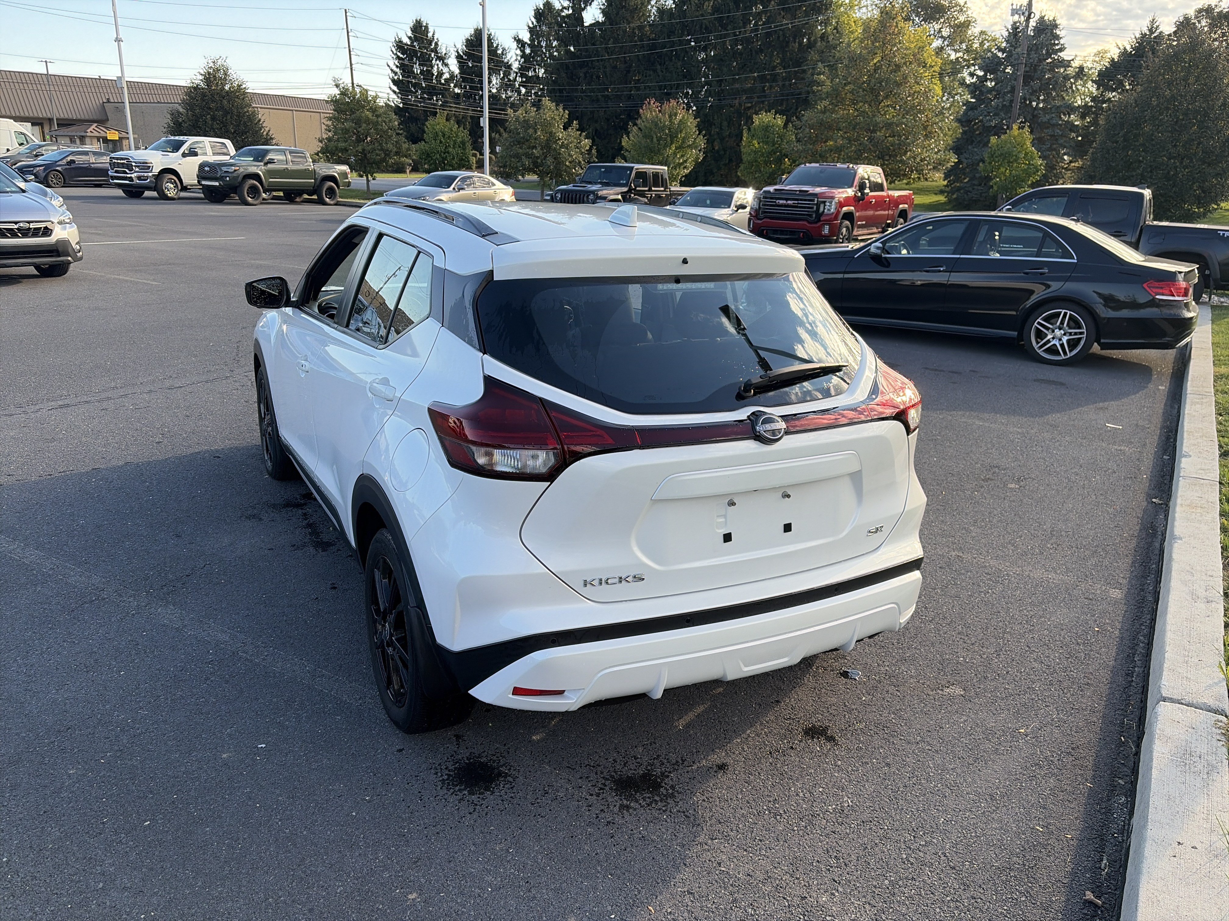 Used 2023 Nissan Kicks SR FWD image 7