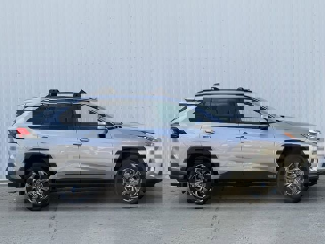 Used 2022 Toyota RAV4 XLE Premium image 3