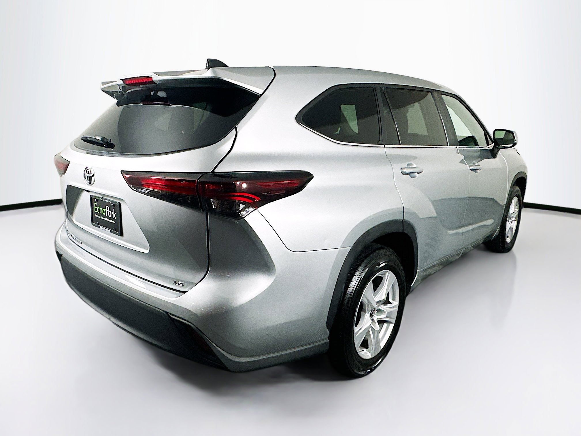 Used 2024 Toyota Highlander LE image 9