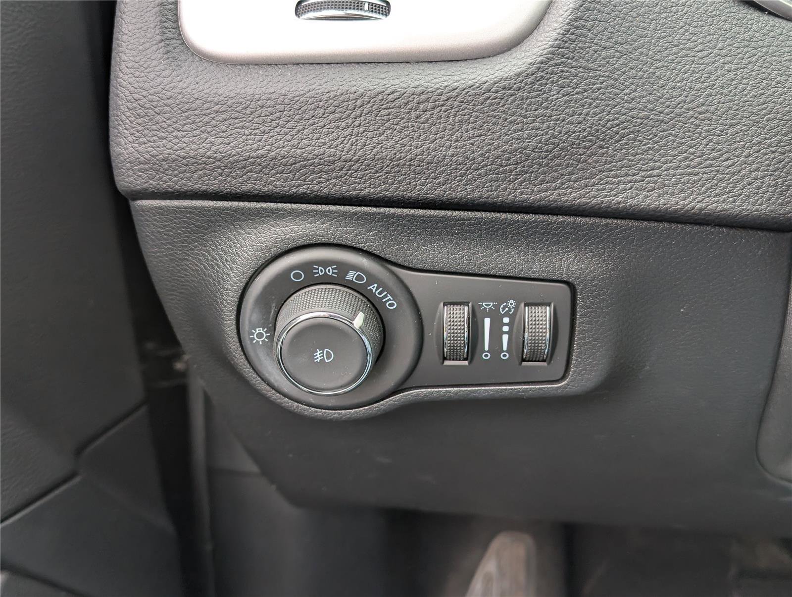 Used 2021 Jeep Compass Latitude w/ Driver Assistance Group image 18