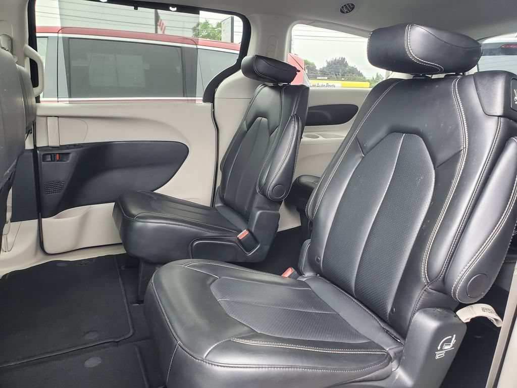 Used 2024 Chrysler Pacifica Touring-L FWD image 28