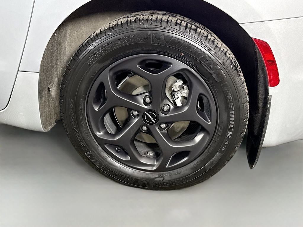 Used 2023 Chrysler Pacifica Touring-L w/ S Appearance Package image 37