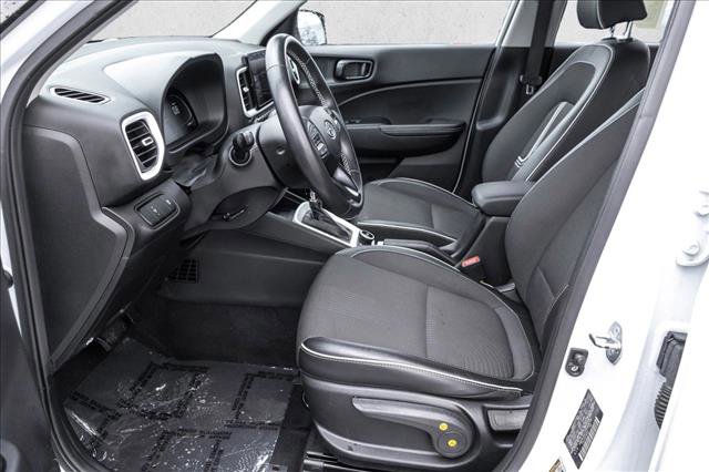 Used 2023 Hyundai Venue Limited image 11