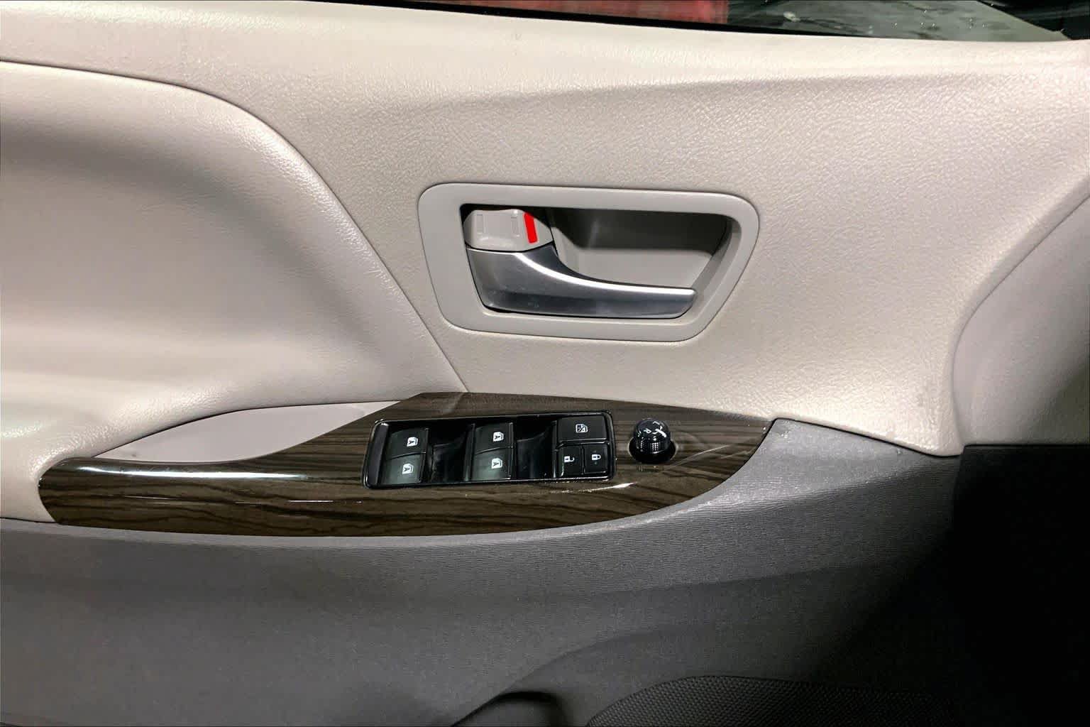 Used 2017 Toyota Sienna XLE FWD image 36