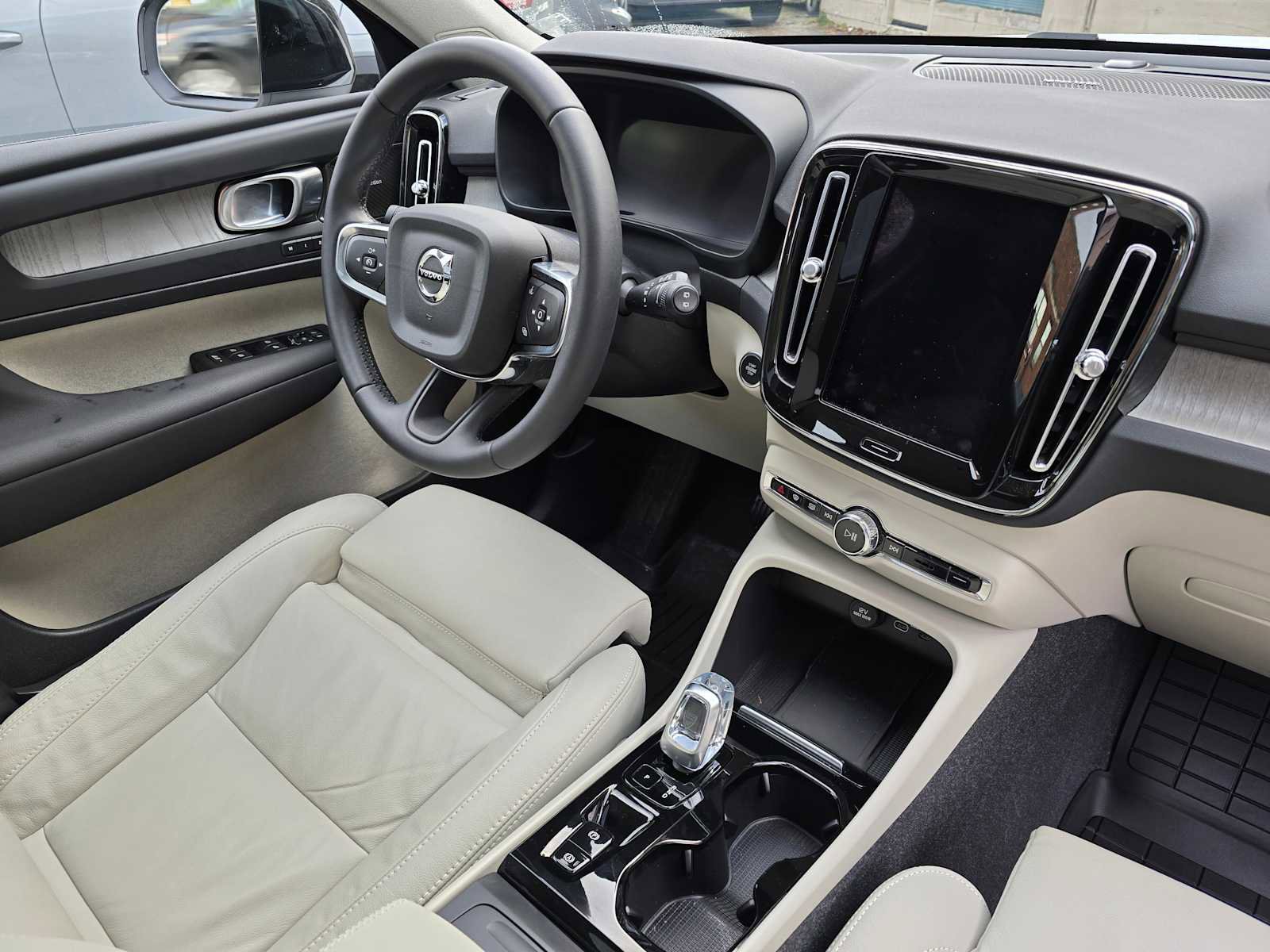 Certified 2024 Volvo XC40 B5 Ultimate w/ Climate Package image 18