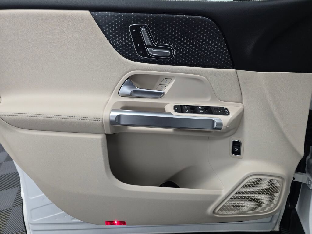 Used 2025 Mercedes-Benz GLB 250 4MATIC image 32