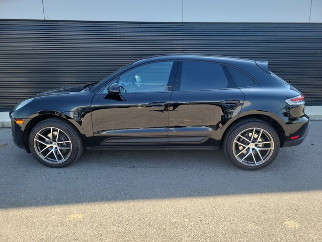 Certified 2025 Porsche Macan AWD/4WD image 2