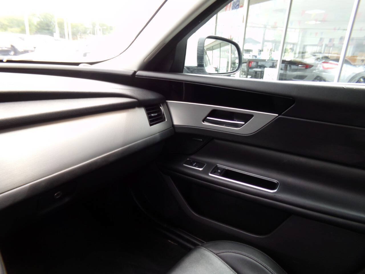 Used 2016 Jaguar XF Premium RWD image 23