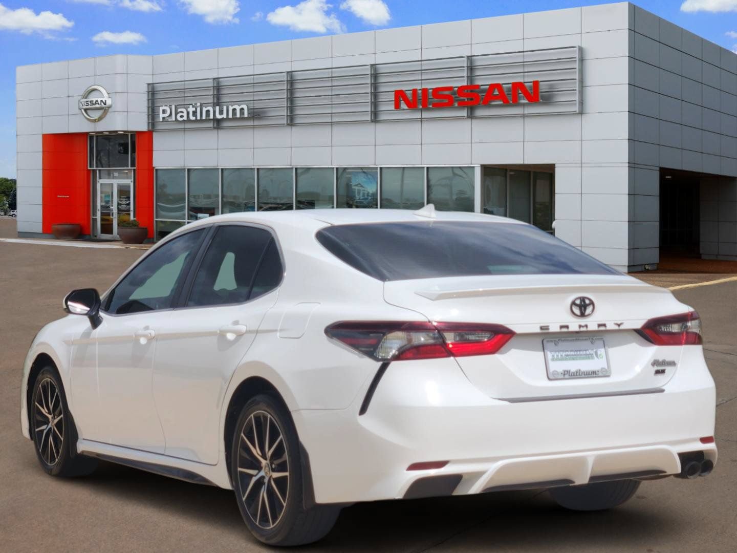 Used 2023 Toyota Camry SE w/ Convenience Package FWD image 5