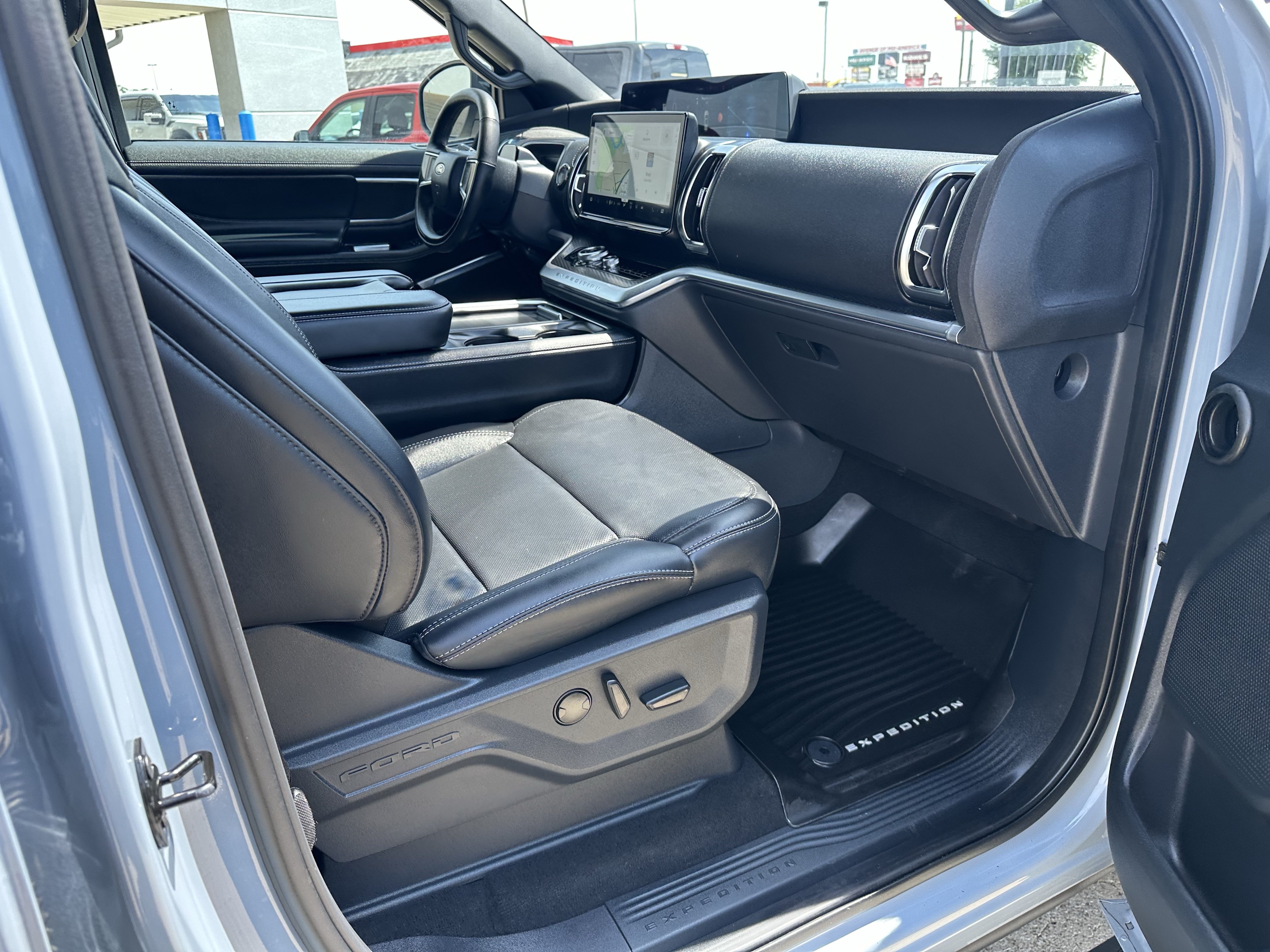 Used 2025 Ford Expedition Platinum w/ Stealth Performance Package AWD/4WD image 13