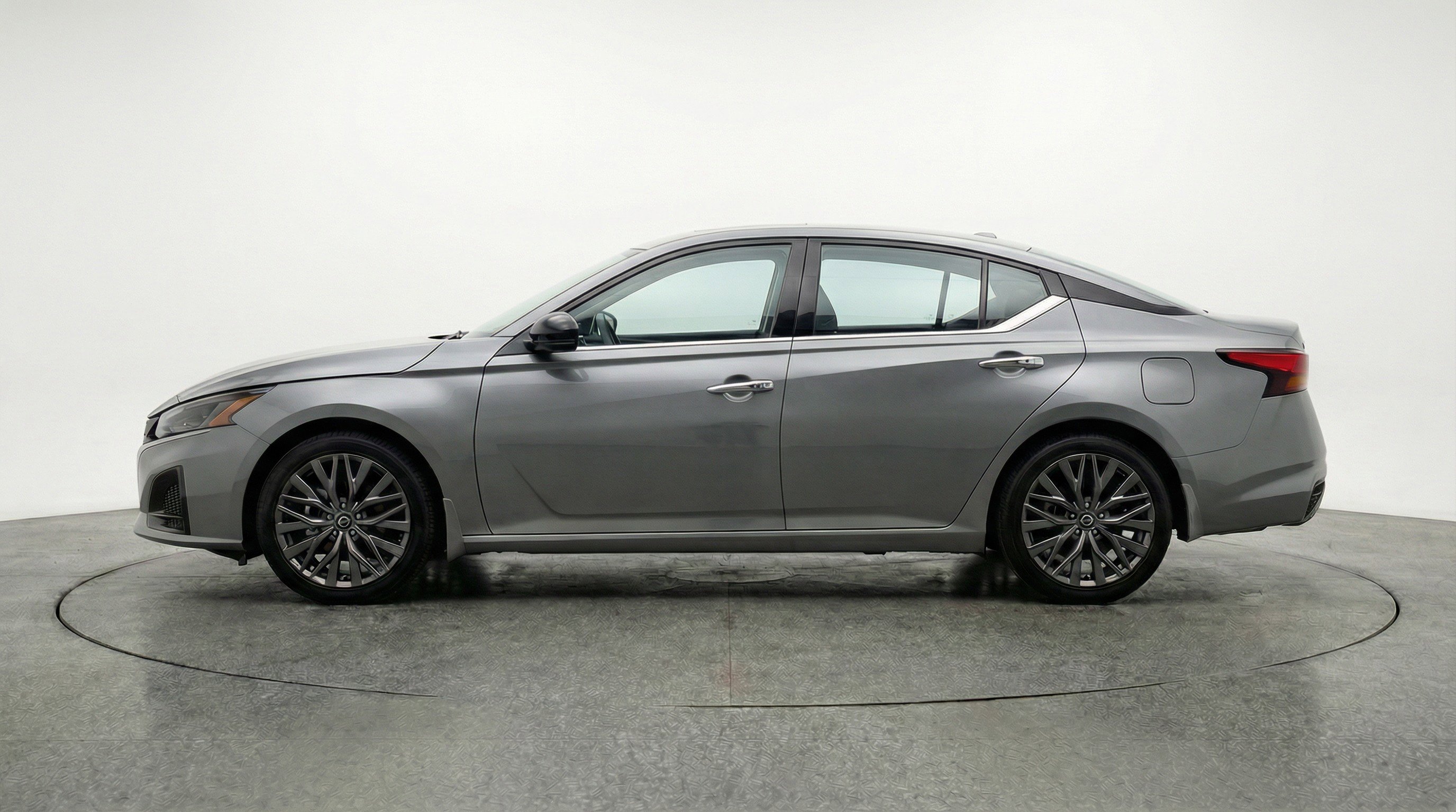 Used 2025 Nissan Altima 2.5 SV image 5