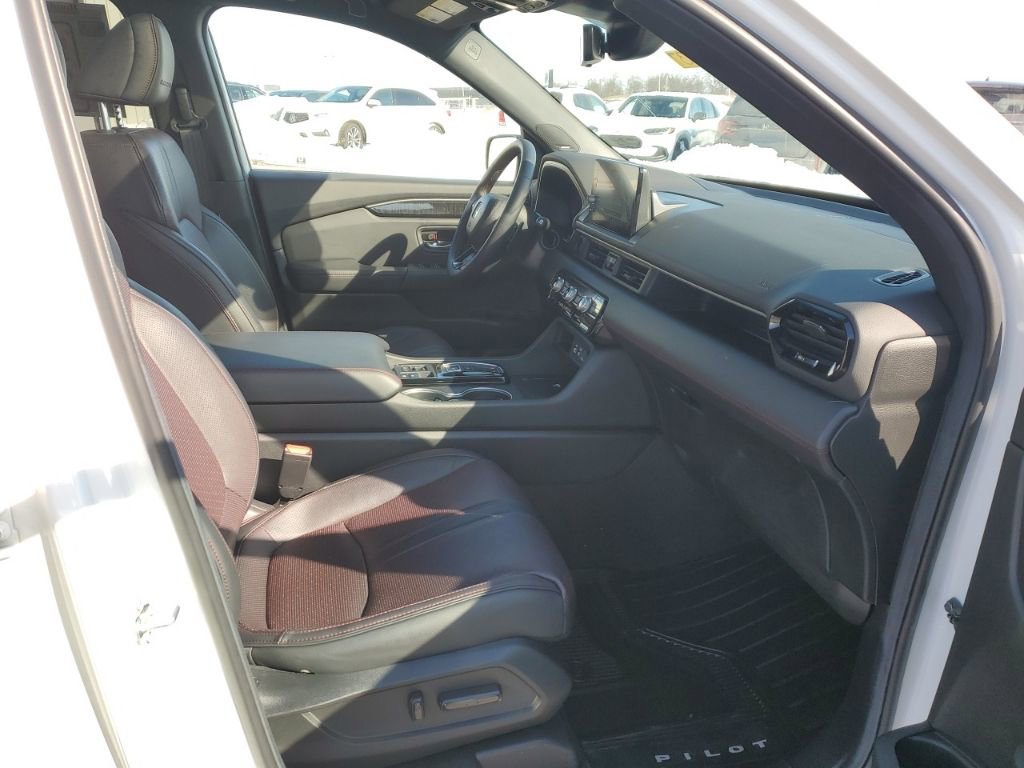 Used 2025 Honda Pilot Black Edition image 34