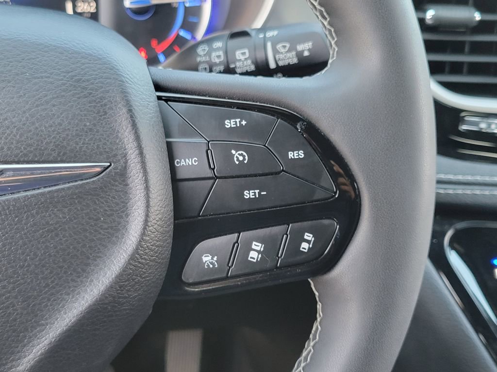 Used 2023 Chrysler Pacifica Touring-L w/ S Appearance Package FWD image 6