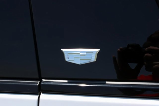 New 2025 Cadillac Escalade ESV Sport w/ Touring Package image 9