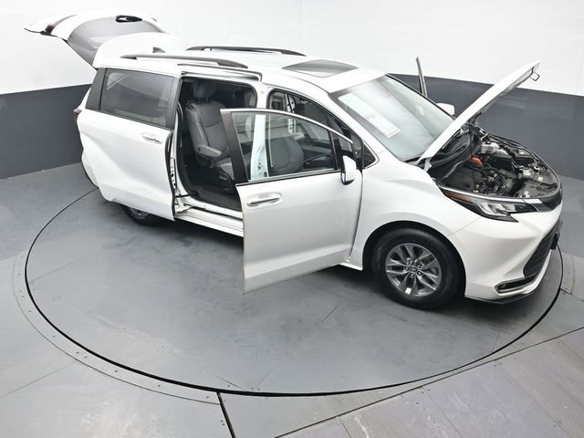 Certified 2022 Toyota Sienna XLE image 57