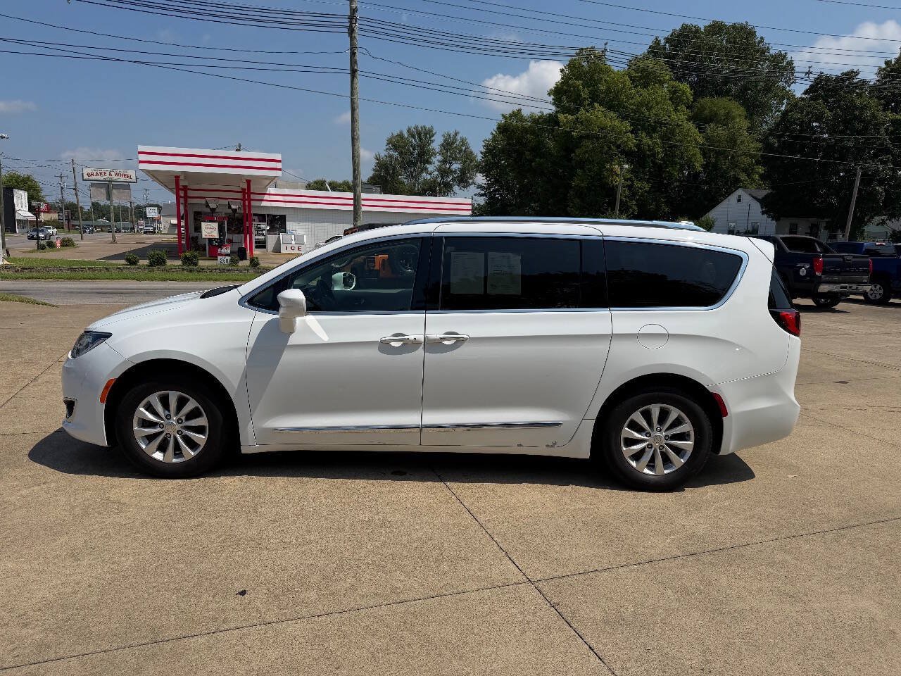 Used 2018 Chrysler Pacifica Touring-L FWD image 2