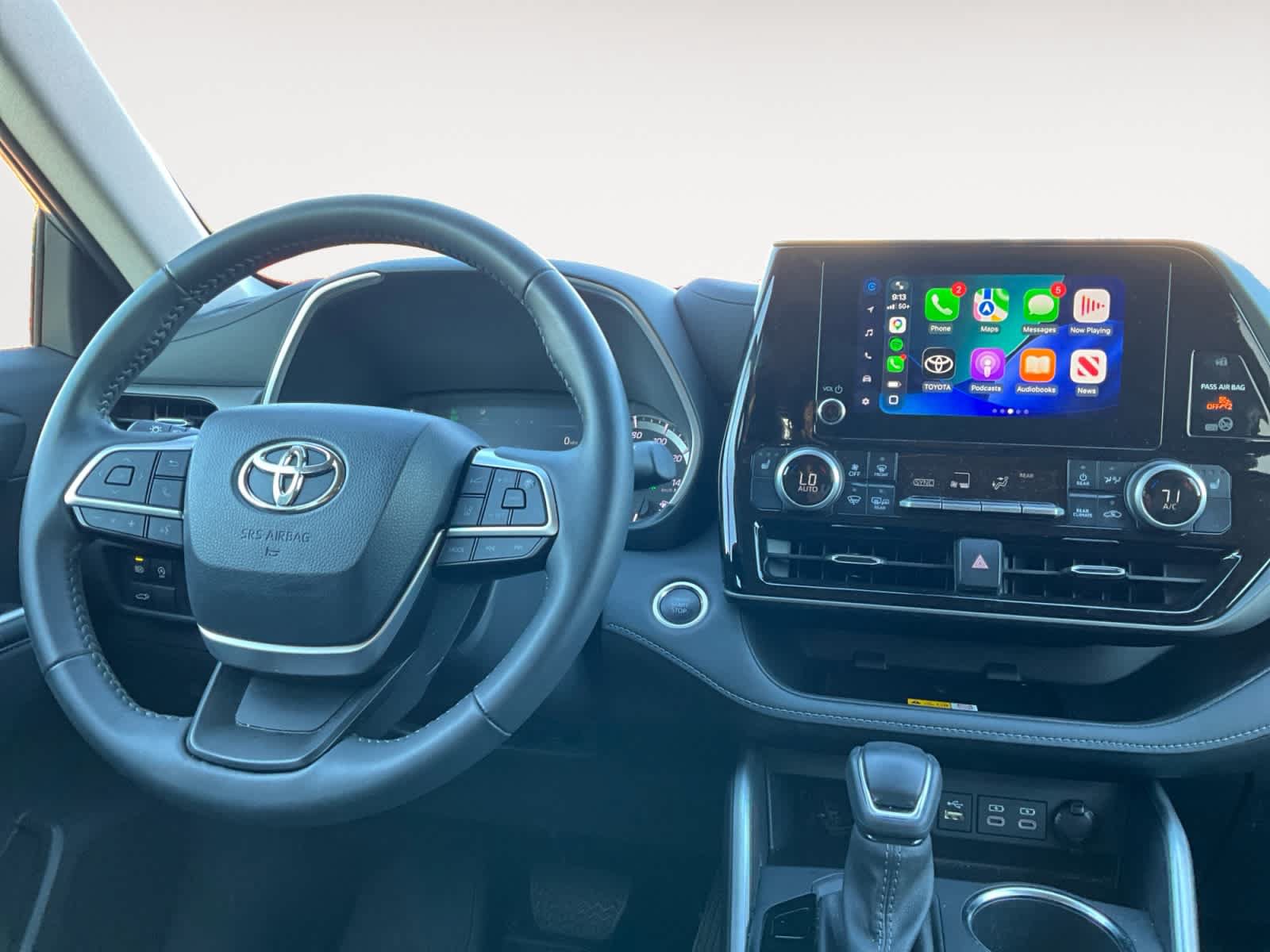 Used 2024 Toyota Highlander XLE AWD/4WD image 10