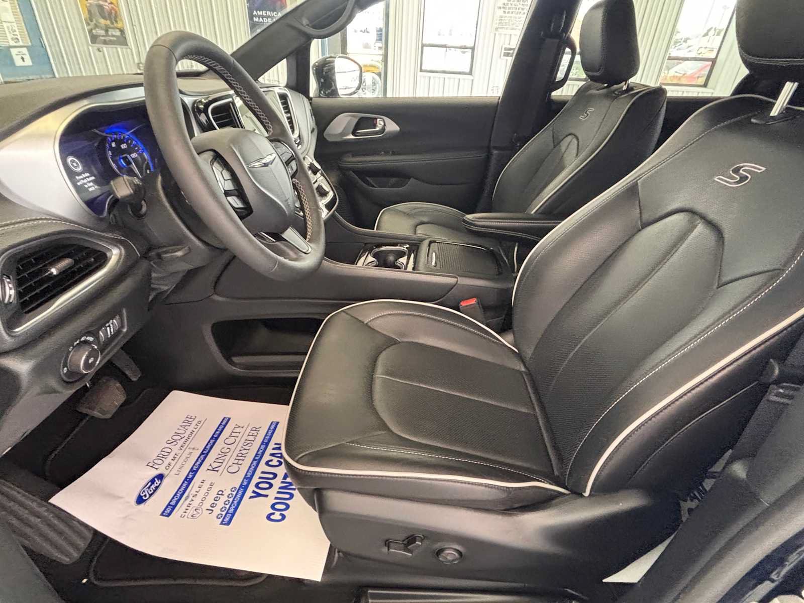 Certified 2025 Chrysler Pacifica Limited AWD/4WD image 18