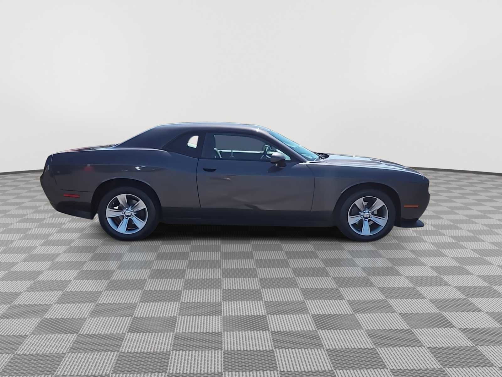 Used 2016 Dodge Challenger SXT image 9