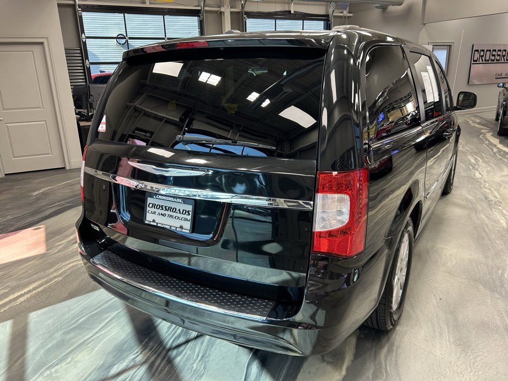 Used 2015 Chrysler Town & Country Touring image 28