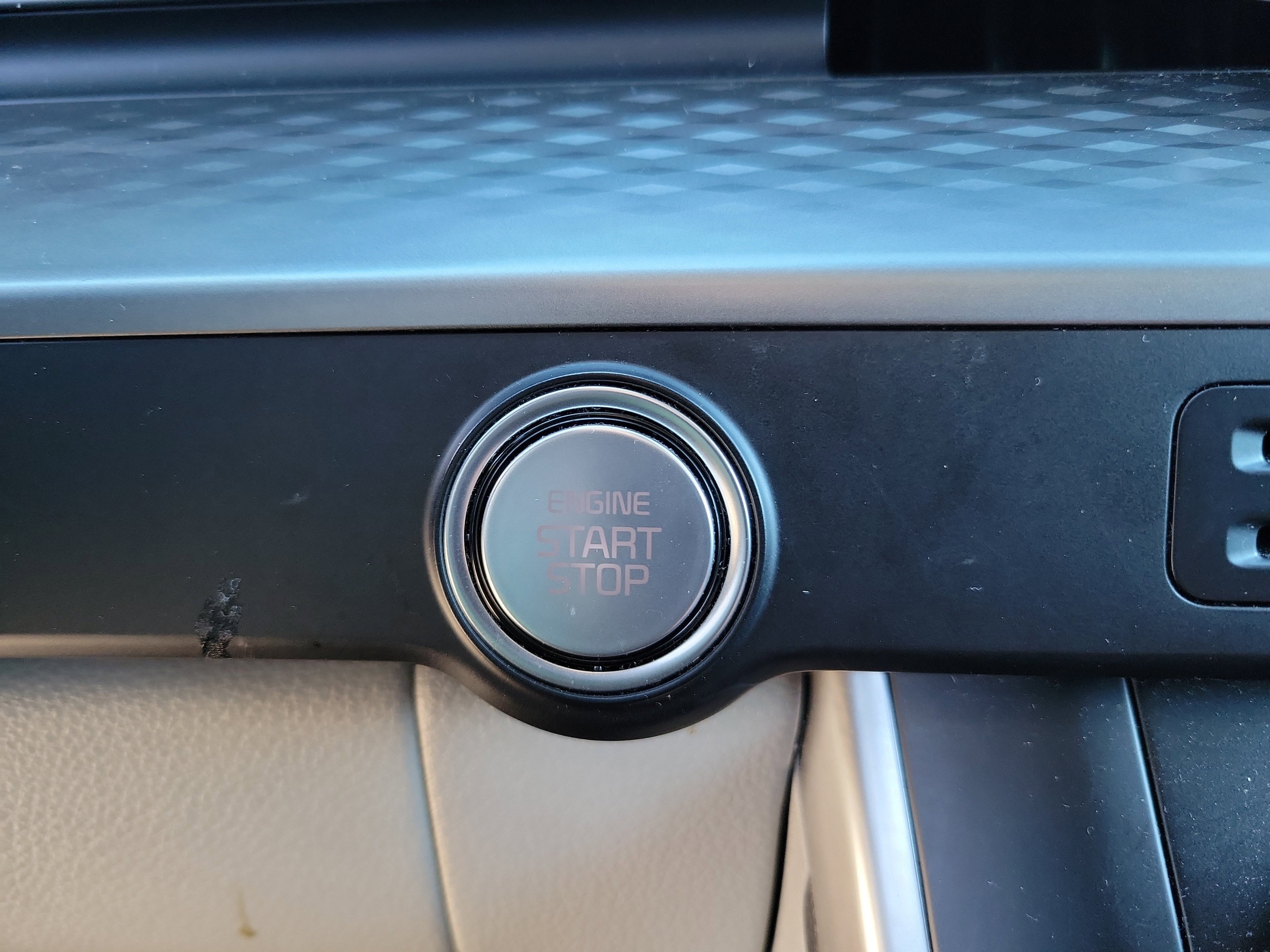 Used 2023 Kia Carnival LX image 14